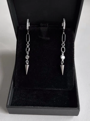 Hängande örhängen  - Örhängena är aldrig använda och 100 % rost- och nickelfria. Hör gärna av dig om du har några frågor ☺️