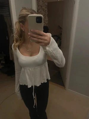 Vit blus från Nelly - Vit blus från Nelly i Storlek XS med snören 