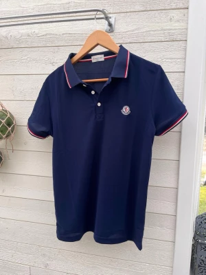 Moncler Pike - Säljer nu denna M0ncler Pike pågrund av att jag växt ur den.                                                                  Riktigt bra skick.                                                         Storlek M men sitter nog även som storlek S.        För mer info/Bilder kom dm