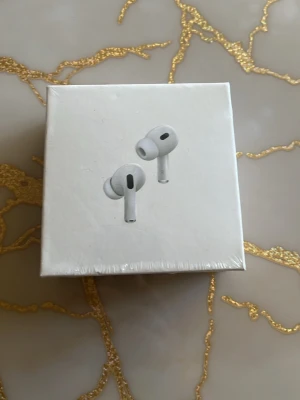 Apple AirPods Pro 2 USB-C - Fake men säljer ett par 1 av 1 replica vita Apple AirPods Pro (2:a generationen) med USB-C laddningsetui. Trådlösa in-ear hörlurar med silikontoppar och stilren design. Perfekta för musik, samtal och brusreducering. Levereras i originalförpackning.