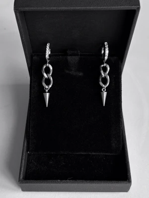 Kedja örhängen  - Örhängena är aldrig använda och 100 % rost- och nickelfria. Hör gärna av dig om du har några frågor ☺️