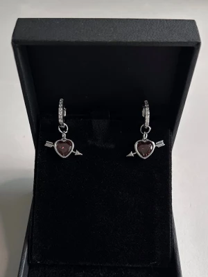 Heart earrings  - Örhängena är aldrig använda och 100 % rost- och nickelfria. Hör gärna av dig om du har några frågor ☺️
