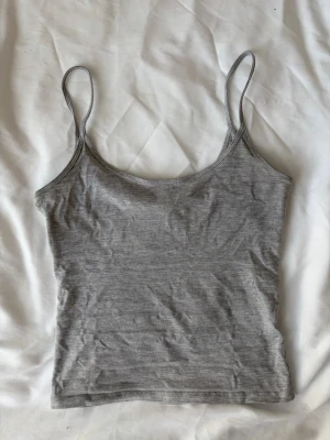Linne  - Grått linne med djupare rygg från Gina tricot ✨ använd fåtal gånger! 