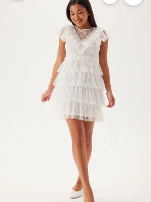 Studentklänning  - Superfin vit kort klänning till studenten använd en gång 