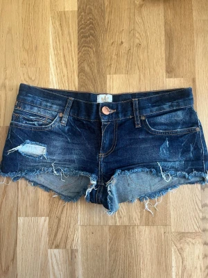 Mörkblå jeansshorts med fransar - Jättesnygga shorts från River Island i storlek 8 (passar mig som är s)🩷🩷