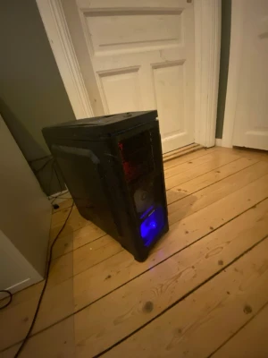 Svart stationär dator med Radeon RX 580 - Säljer en svart stationär dator med LED-belysning och Radeon RX 580 grafikkort. Chassit har meshfront och tydliga vinklade kanter. Perfekt för gaming eller tyngre program. Datorn har flera USB-portar och en modern design som passar de flesta skrivbord. Köp med en stationär mikrofon och en Logitech g502 mus  