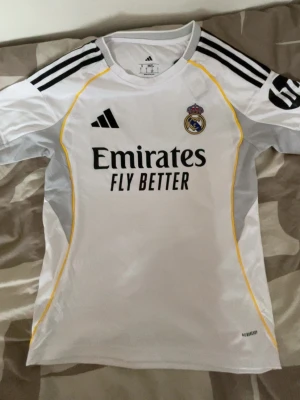 Fotbollströja - Snygg fotbollströja i färgen vit med svart-gula detaljer perfekt för dig som vill ha stil på planen och för dig som letar efter en sportig look inför sommaren