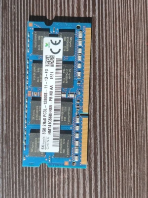 SK Hynix 8GB DDR3L SO-DIMM RAM - Säljer ett 8GB DDR3L SO-DIMM RAM-minne från SK Hynix, modell HMT41GS6BFR8A-PB. Blå kretskort med svarta minneschip, perfekt för laptop eller kompakt dator. 1600MHz (PC3L-12800S), lågprofil och tillverkad i Kina.