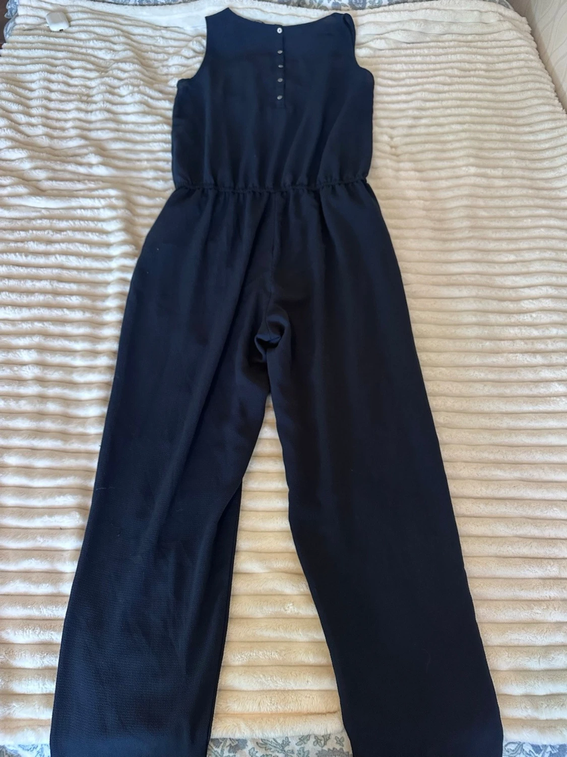 Svart ärmlös jumpsuit med knappar - 1