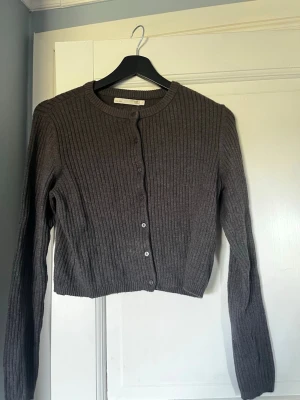 Mörkgrå kofta från 157 - En kofta från lager 157, ganska kort i storleken. Inte så andvänd, storlek S. Alla kläder tvättas innan.