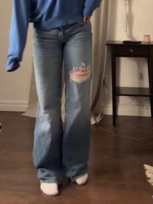 Blå baggy jeans  - Baggy/vida jeans som inte längre säljs. Midwaist men om man drar ner de lite så blir de lowwaist och de ser frf bra ut. Storlek 34/36 skulle jag säga. Jeansen är lite förstörda längst ner pga att dem är lite långa, men utöver det inga defekter! 🥰
