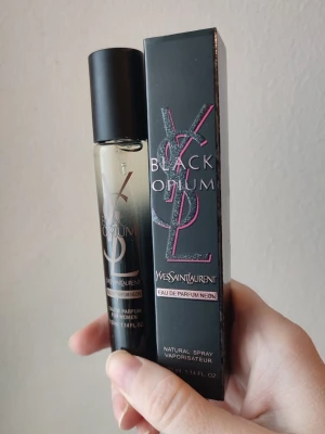 Yves Saint Laurent Black Opium Neon - Yves Saint Laurent Black Opium Neon Perfume. 33ml bottle. New! A great winter/fall fragrance. This bottle comes in 2 different designs. I will send you one of them, or you can choose one. 1 av flaskorna är felmärkt med edt på flaskan. Båda är EDP.