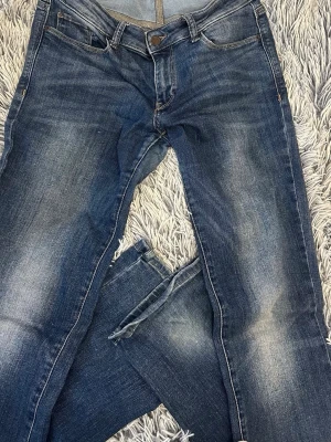 Bootcut jeans från Esprit Denim - Snygga blå bootcut jeans från Esprit Denim med klassisk femficksdesign och slitningar framtill. Jeansen har låg midja och är tillverkade i denim med lätt stretch för skön passform. Perfekta för en avslappnad och trendig look. Priset är förhandlingsbart