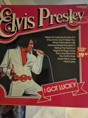 Elvis Presley I Got Lucky vinylskiva LP - Elvis Presley I Got Lucky vinylskiva LP.  Albumet är utgivet på RCA Camden och innehåller låtar som bland annat "I Got Lucky". Omslaget visar låtlista på fram- och baksida samt textinformation om inspelningarna. Passar för uppspelning på skivspelare som klarar LP-format (33 1/3 rpm).