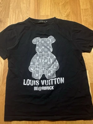 skön sommartisha från ehh lager 157 - skön tisha för dig som vill ha alla tjejena i sommar, skriv för mer info riktig guzz magnet tisha!