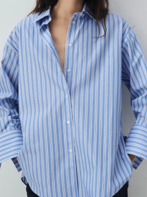 Blåvit randig skjorta MANGO - Säljer en oversized blå skjorta med vita vertikala ränder. Från Mango storlek XS❤️ Älskar den men det var fel storlek för mig, använde den typ 3 gånger. 