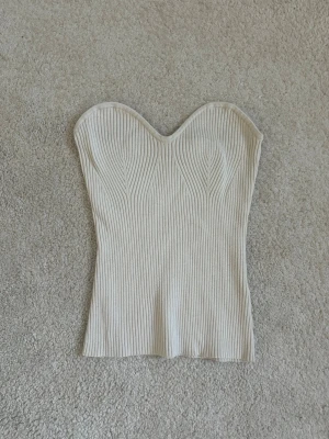 Vit ribbad tanktopp - En vit ribbad tanktopp med lite v ringning 