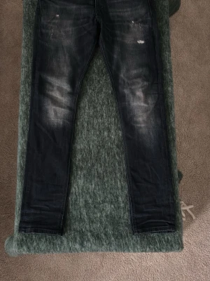  Mörkblåa Jack&jones byxor - Mörkblåa Jack&jones byxor använda nån gång. Skicket är mycket bra. Skriv frågor vid funderingar! Priset är inte hugget i sten🚨