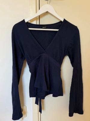 marinblå topp - jätte fin topp från gina tricot med knytning där bak🫶🏻