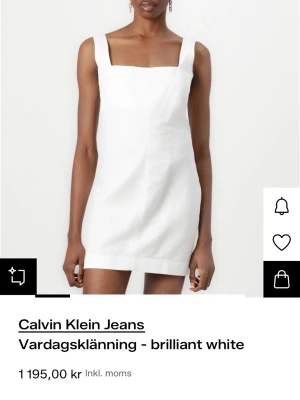 Vit kort klänning från Calvin Klein - Stilren vit klänning från Calvin Klein Jeans med raka breda axelband och fyrkantig urringning. Kort modell i ett lätt tyg som ger en fräsch och modern look. Perfekt till studenten, helt ny & aldrig använda 