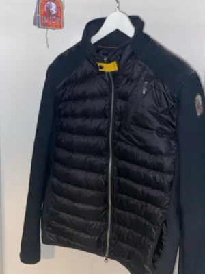 Parajumpers cardigan  - Svart parajumpers cardigan köpt på NK i Stockholm nypris 4300 finns kvitto 