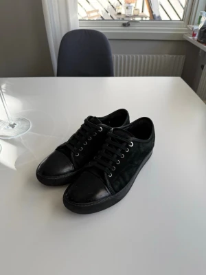 Lanvin DBB1 CapToe | 42 - Storlek: UK 8 - motsvarar storlek 42. Skick: Bra skick. Denna modell är stor i storleken. Vi rekommenderar därför att gå ned 0,5-1 storlek.