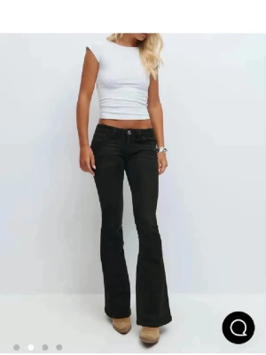 Svarta bootcut jeans från Gina 14+ - Snygga svarta bootcut jeans med diamanter på fickorna! Några har åkt av annars i fint skick. 🩷