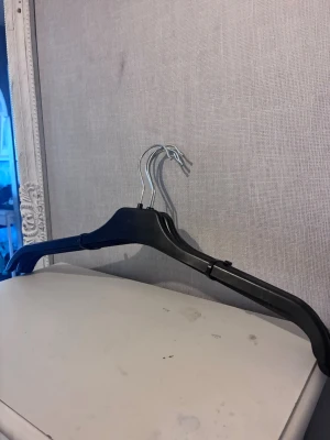 2st svarta galgar i plast - Säljer ett set med svarta galgar i plast med metallkrok. Perfekta för att hänga kläder i garderoben. Galgarna har en klassisk form och är lätta att använda. Passar både till jackor, skjortor och tröjor.