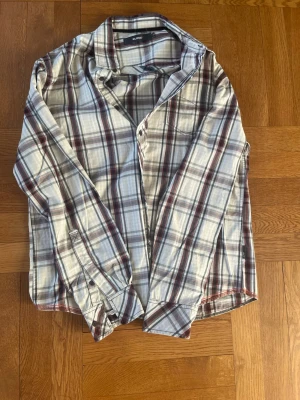 Sällsynt vintage flanell rutig skjorta från Blend - Sjukt fet och sällsynt vintage rutig flanell skjorta ifrån Blend. Skjortan har en väldigt skön och bra passform, snyggt vinrött och svart rutmönster. Storleken är L men passar snarare M. Väldigt bra skick, inga defekter alls🔥