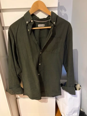 Grön skjorta - Tja! Säljer en stilren skjorta i färgen grön från  Jack & Jones Otroligt snyggt till sommaren eller varma vår dagar! Skjortan är i storlek XS men passar mer som S/M då den suttit bra på mig fram tills 180cm. Perfekt till jeans eller chinos för en avslappnad look. Tveka inte på att höra av dig vid frågor eller funderingar😊