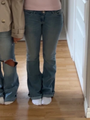 Ljusblå bootcut jeans  - Säljer dessa jeans från nelly som endast är använda en gång! Skriv gärna om du har några frågor 