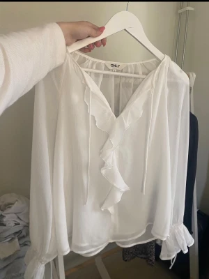 Vit volangblus från ONLY - Säljer en luftig vit blus från ONLY aldrig använt 🥰
