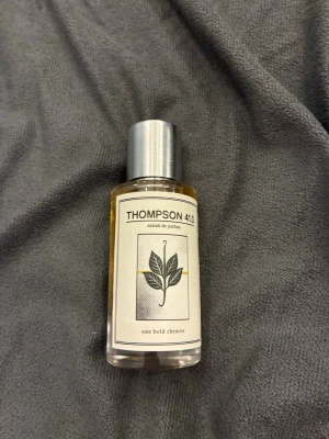 Thompson 41.0 one bold chemist - Jag säljer denna parfym inspirerad av Tom Ford tobacco vanille. Den är köpt på one bold chemist för 349kr, det är cirka 45ml kvar utav det ursprungliga 50ml, jag säljer denna då den ej kommer till användning 