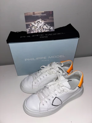 Philippe Model Temple Low - Ett par Philippe Model Temple Low. Storlek 43. Skick 8/10. Allt og medföljer! Hör av er vid frågor eller om ni vill ha fler bilder. Skickar snabbt ✅