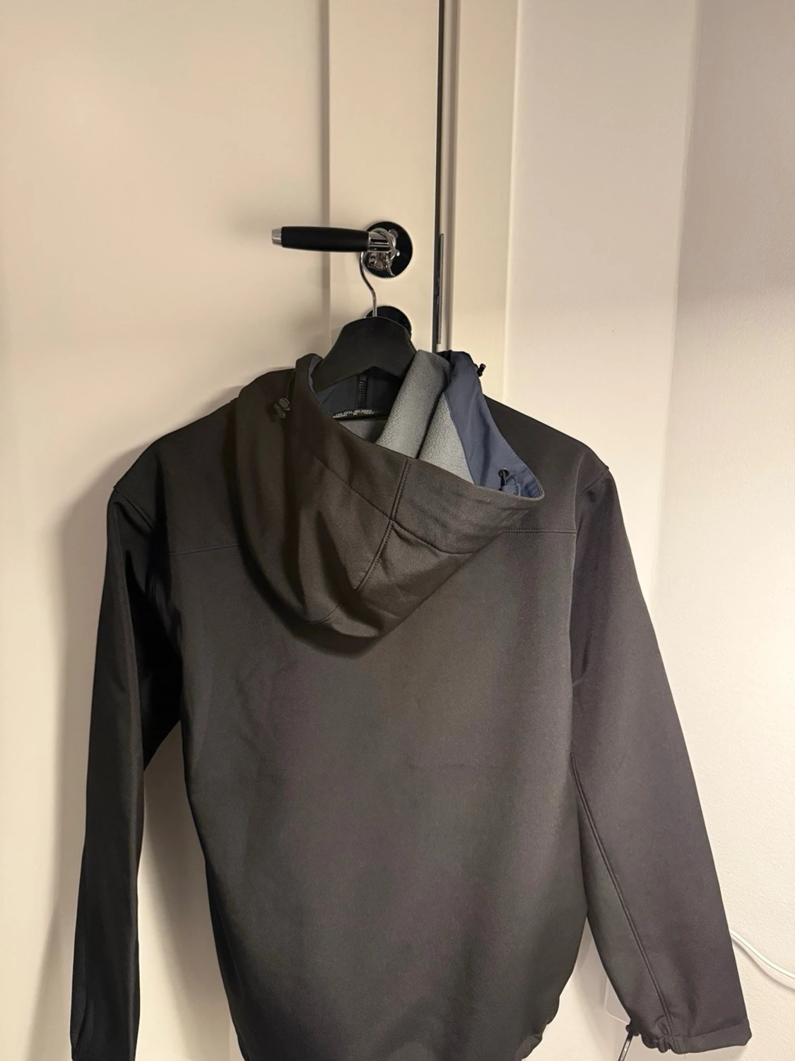 Svart Arc'teryx vindjacka med huva - 2