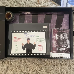 Bts membership merch package  - Köpte BTS medlemskap paket 2020, men nu är det dags att sälja. Allt där i är rört en gång sen laga det tillbaks.   - stor affisch på gänget - userguide (ingen riktig användning dock) - några bilder på var och en medlem tror jag - tejp - review note - bok. Det som fattas är membership kortet eftersom jag har det, the pin som tyvärr ramlade va min väska några år sedan och grejen man har kortet i. 
