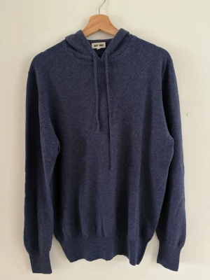 Blå hoodie från Soft Goat  - 100% kashmere| Stolek L men sitter som M| en lite schystare blå färg 