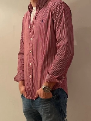 Polo Ralph Lauren Skjorta - Säljer en polo Ralph lauren skjorta i storlek M MEN passar i storlek S. Använd ett fåtal gånger därav i väldigt bra skick                       Nypris:1599kr                                                              Mitt pris: 499kr                                                                Modell: Slim fit