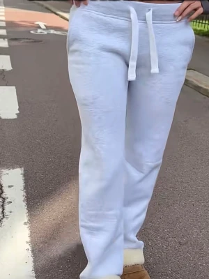 Russemerch byxor  - Lågmidjade mjukisbyxor från russemerch. Älskar! Helt oöppnade och lappen kvar! Fick fel storlek. Nypris är 500kr, + frakt på 100kr. 