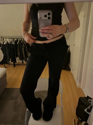 Svarta kostymbyxor  - Snygga svarta medel midja kostymbyxor från Kappahl, är i ”xxs” tror jag men passar runt m, snygga och sköna inte super långa tyvärr, utsvängda, köp snälla