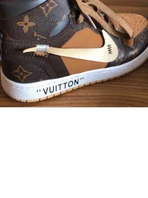 Bruna sneakers - Unika sneakers med brunt läder och beige mocka. klassiskt mönster och vit sula med text'. Swoosh-logga i vitt och bruna skosnören. Högt skaft och detaljerad design som sticker ut.