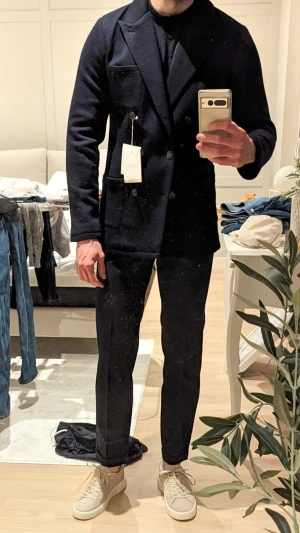 Marinblå dubbelknäppt kavaj John Henric - Marinblå stickad kavaj med dubbelknäppning. Stl L