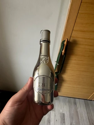 Riffs Privé Platinum (inspirerad av Creed Silver Mountain Water) - RiiFFS PRIVE PLATINUM är en sofistikerad doft som utstrålar modern elegans. Den är designad för både män och kvinnor och erbjuder en balanserad doftprofil med toppnoter av bergamott och mandarin, hjärtnoter av grönt te och svarta vinbär, och basnoter av bärnsten, cederträ, patchouli och sandelträ. 90% kvar. OBS! Saknar original förpackning!