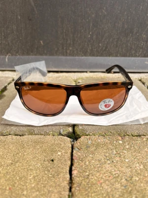 Rayban ”Boyfriend” polarized - Löningserbjudande: Helt nya Ray-Ban “Boyfriend” Polarized. De är oöppnade med alla etiketter kvar och  allt som syns på bild ingår. Säljs för endast 549 kr. Erbjudandet gäller till fredag 23:59.