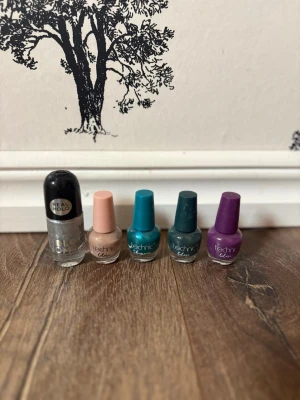 Fem nagellack i olika färger - Säljer ett set med fem nagellack i olika färger: silverglittrigt från Real Holo, nude, turkos, mörkgrön och lila från Technic. Flaskorna har rundad form och klassiska penslar. Perfekt för dig som vill variera din nagelstil med både neutrala och färgstarka nyanser. Alla är oöppnade men något har smuts på sig!💓🌸
