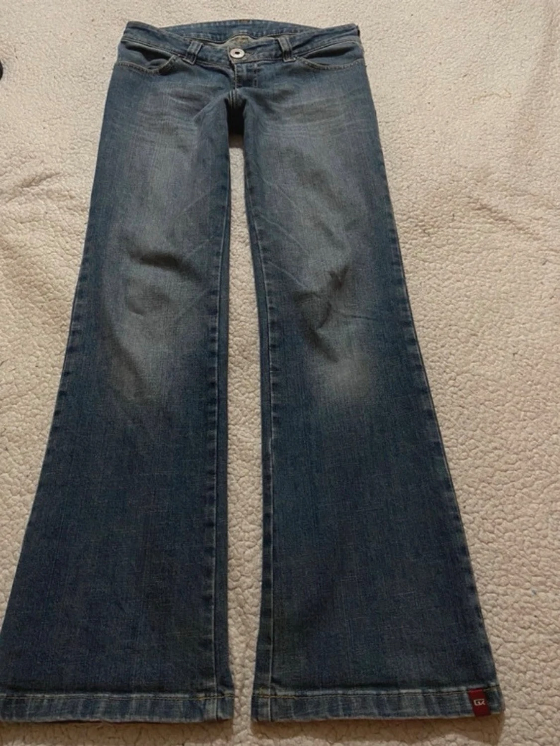 Blå bootcut jeans med låg midja