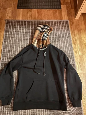 Burberry Hoodie - Säljer min Burberry hoodie då jag knappast använder den och den ligger bara i min garderob. Har användt max två gånger så den är i jättefin skick. 