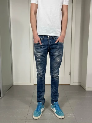Dondup George Jeans  - Säljer nu dessa Dondup George Jeans med snygga slitningar och färgstänk i populär design, skriv för fler bilder/frågor🙌🏼