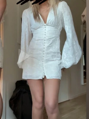 Adoore klänning/studentklänning - Jättefin adoore klänning i storlek 34. Den är aldrig använd, endast testad. Skriv för frågor eller prisförslag 💕