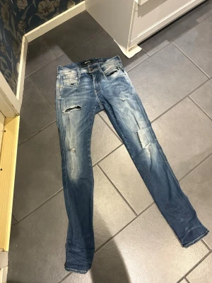 Replay jeans  - Ett par super snygga replay jeans med mycket sköna slitningar! | Storlek; 28 men passar mig som är 178 om man vill att sina jeans ska sitta lite tightare! | Skick; 8,5 inga stora defekter! | Pris kan diskuteras vid en snabb och smidig affär! /Mvh Nitro 👨🏽‍🎨